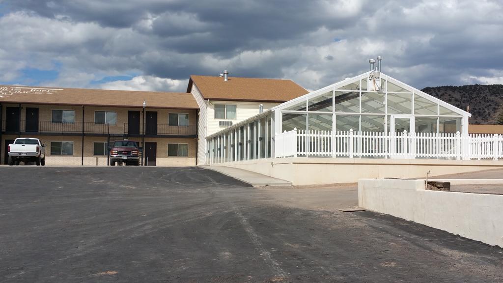 Aquarius Inn Bicknell ภายนอก รูปภาพ